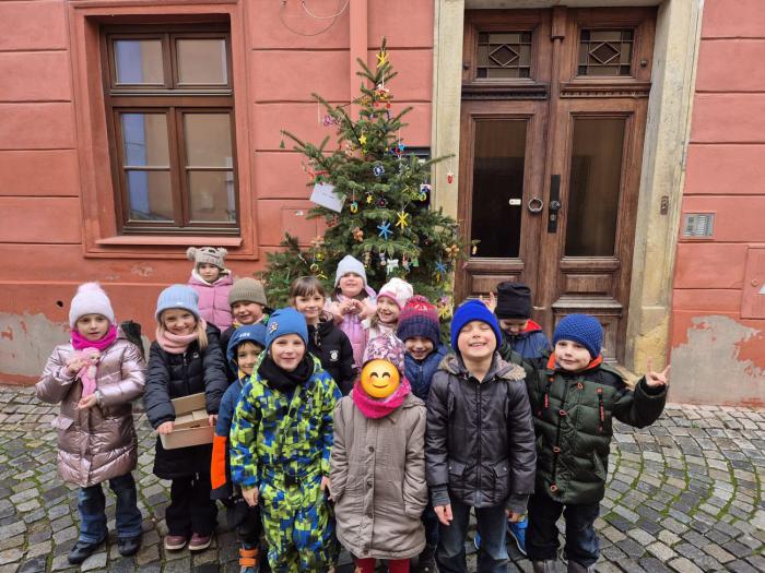 Děti ze školní družiny zdobily stromeček