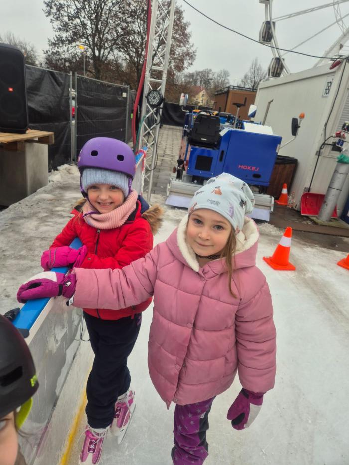 První a druhá třída bruslí