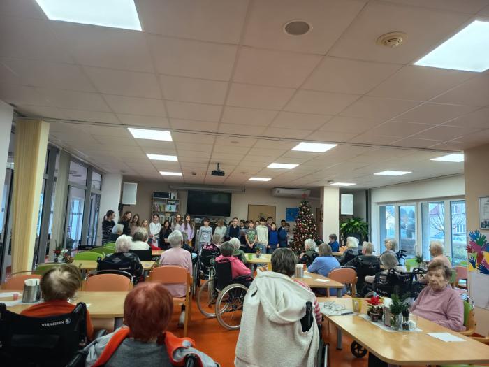 I páťáci navštívili seniory