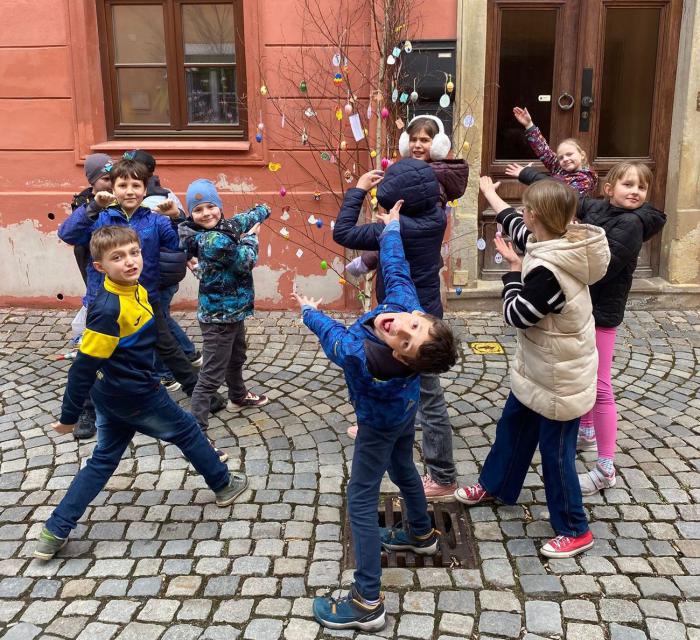 Naše břízka v Šemberově ulici už září jarem