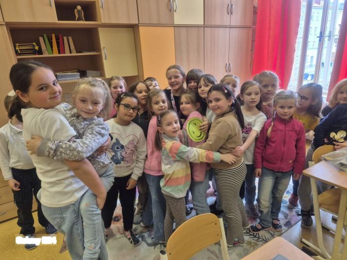 Čtvrťáci prvňákům připravili Den Země.